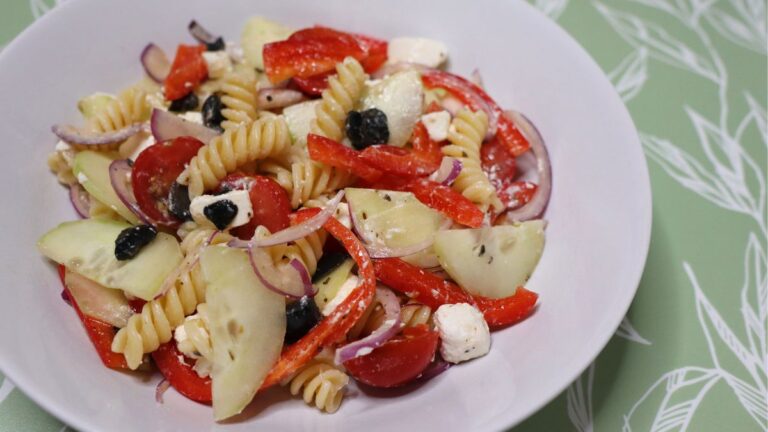 Grčka salata s tjesteninom – recept za ljetni obrok