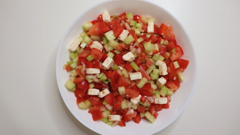 Šopska salata s feta sirom – recept za ljetne vrućine