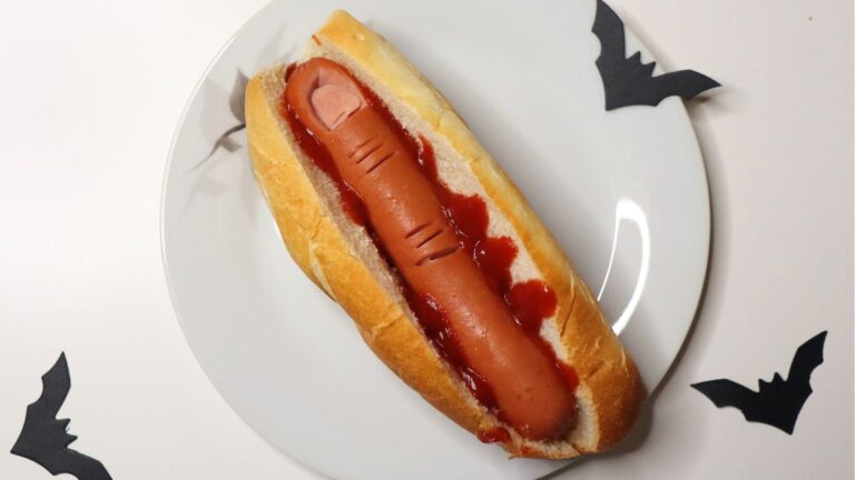 Prsti u hot dog pecivu: strašna ideja za Halloween stol