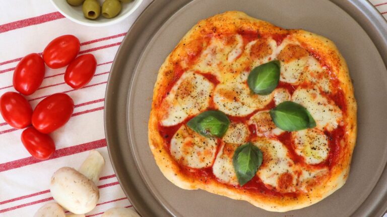 Evo kako se pravi pizza margarita i koji su obavezni sastojci!